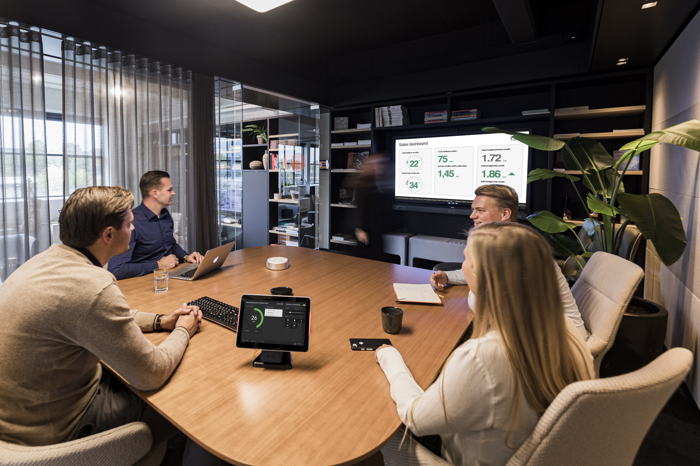 The Role of Technology in Modern Office Management: Integrating Software and Hardware Solutions